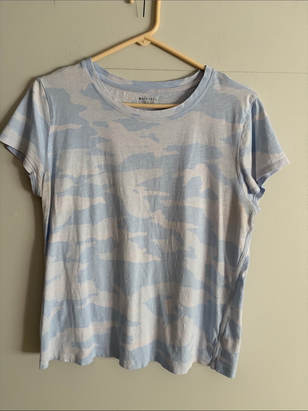 Athleta woman’s Light Blue and White Camo Short Sleeve Tee. Large. 💯 cotton.